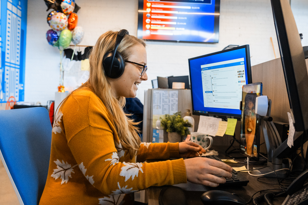 New city moving associate helping a client save money.